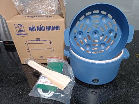 Nồi nấu nhanh, có hai chức năng nấu nhanh và chậm, có lớp chống dính an toàn, rất dễ dàng vệ sinh sau khi nấu xong.
Vỏ thùng carton thân thiện với môi trường