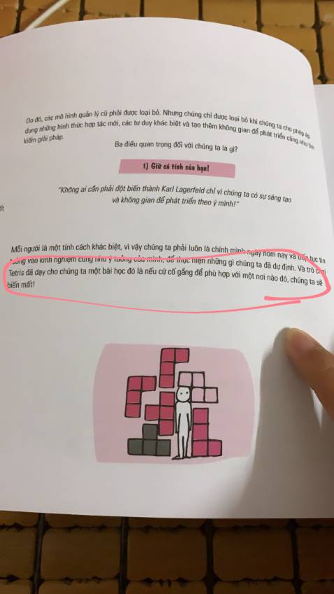 Về ngoại hình thì sách mới 100% không xước xát gì, chất lượng giấy tốt. Xứng đáng với giá tiền bỏ ra. 
Về nội dung thì sách có hình ảnh minh họa đẹp, gây hứng thú khi đọc. Đặc biệt là cách tgiả áp dụng Design Thinking để thiết kế cuốn sách này. Khá hay!