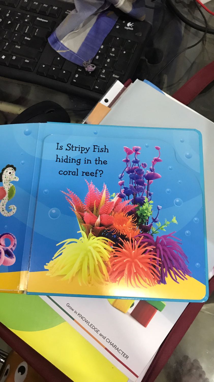 Đáng mua. Sách đẹp, hình ảnh 3d sinh động, bé nhà rất thích, mà giấy popup hơi mỏng nên bé xé mấy mấy chi tiết