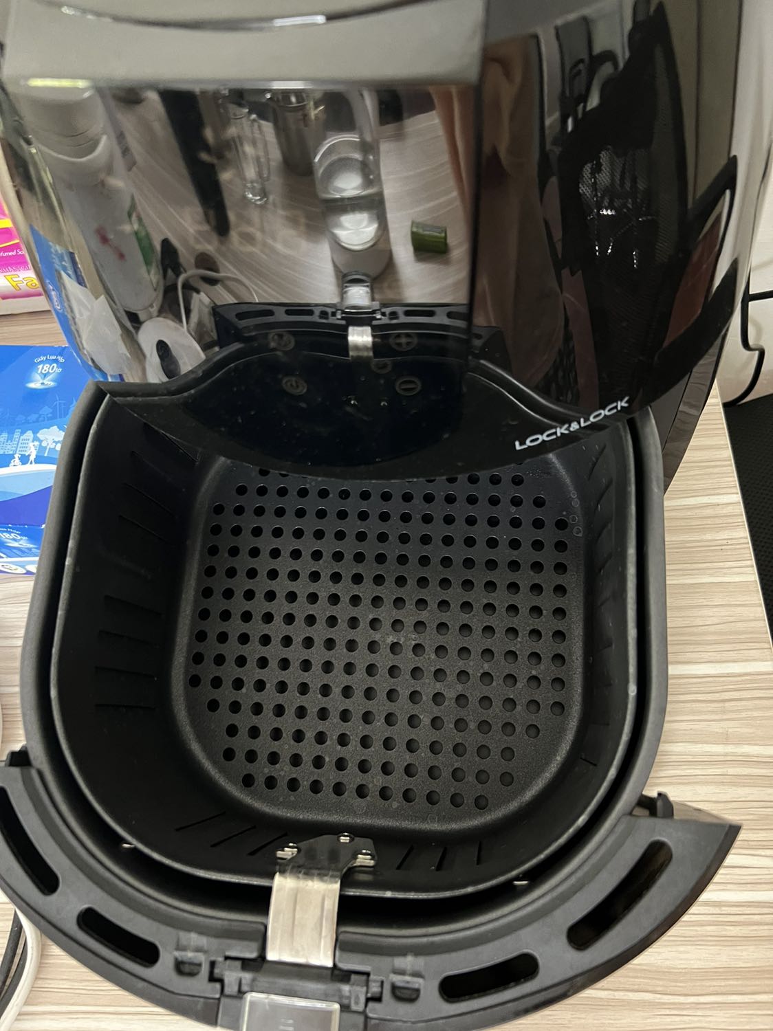 Đây là lần thứ 2 mình mua nồi chiên không dầu của lock&lock. Lần trước mình mua cho mẹ dùng rất ưng nên lần này mình đặt thêm 1 cái nữa cho mình. Nồi chiên của lock&lock thì khỏi phải chê rồi. Dùng nồi chiên này rất tiện, những món trước phải rán thì giờ có thể dùng nồi chiên để nấu mà không cần dùng đến dầu ăn, rất bảo vệ sức khoẻ.
Mình đặt được tặng thêm 1 khay nướng của máy và được tặng thêm 1 ấm nước như hình.