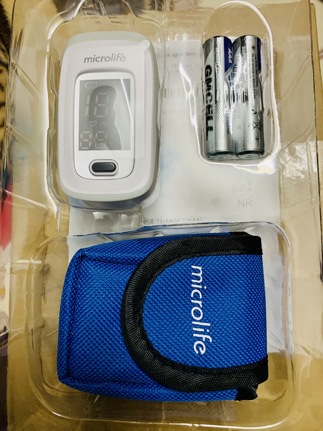Hàng được giao nhanh hơn dự kiến, bao bọc cẩn thận. Hộp gồm máy, cặp pin, túi vải đựng và dây đeo, kèm HDSD chi tiết. Máy rất dễ sử dụng và chính xác. Hiệu Microlife chuyên về thiết bị y tế nên mình rất an tâm về chất lượng.