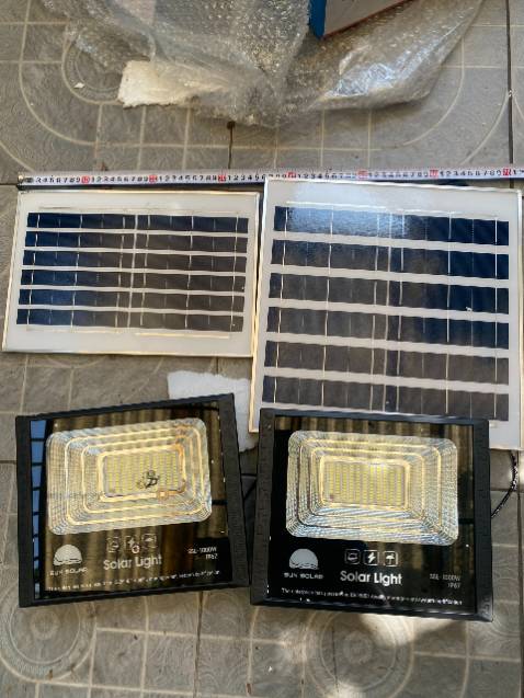 Sản phẩm hoàn toàn không giống mô tả. Mô tả: đèn 200W, gởi đèn 1000W (nhưng nhìn là biết 1000W đểu); mô tả: tấm kích thước pin: 53x35, gởi 2 tấm cái lớn cái nhỏ mà ngay cả kích thước của cái lớn nhỏ hơn nhiều so với mô tả. Ai muốn mua thì nên xem hình rồi quyết định nhe.