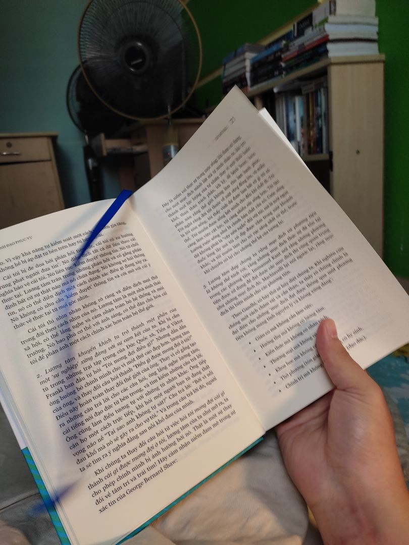 đây là một yếu tố không thể thiếu của lãnh đạo thực sự và được cho là hiệu quả nhất trong các nghiên cứu mới nhất. mình đang rảnh nên muốn review những gì mình cho là xứng đáng. đầu tiên là tác giả uy tín - là người đi đầu về nội dung tựa sách (bạn có thể tra google). thứ 2, bạn phục vụ người khác và ng khác được lợi và bạn không được lợi ư ? không phải v. bạn phục vụ khách hàng tốt và thực sự mong khách hàng giải quyết được vấn đề tiêu dùng của mình thông qua sự phục vụ của công ty, bạn sẽ nắm chùm thị trường. bạn phục vụ cấp dưới và bạn chẳng được gì ? không, bạn vẫn giữ vững quan điểm và vai trò của mình, nhưng khi bạn kính trọng mọi người, truyền cảm hứng về ý nghĩa của công việc, thực tâm giúp mọi người và cả bạn tiến bộ hơn, bạn sẽ là một nhà lãnh đạo hiệu quả và bền vững. mình hiếm khi đánh giá. nhưng tác phẩm này uy tín. xin lỗi có thể mình nói hơi nhiều, nhưng mong nó có ích cho ai đó. xin cảm ơn