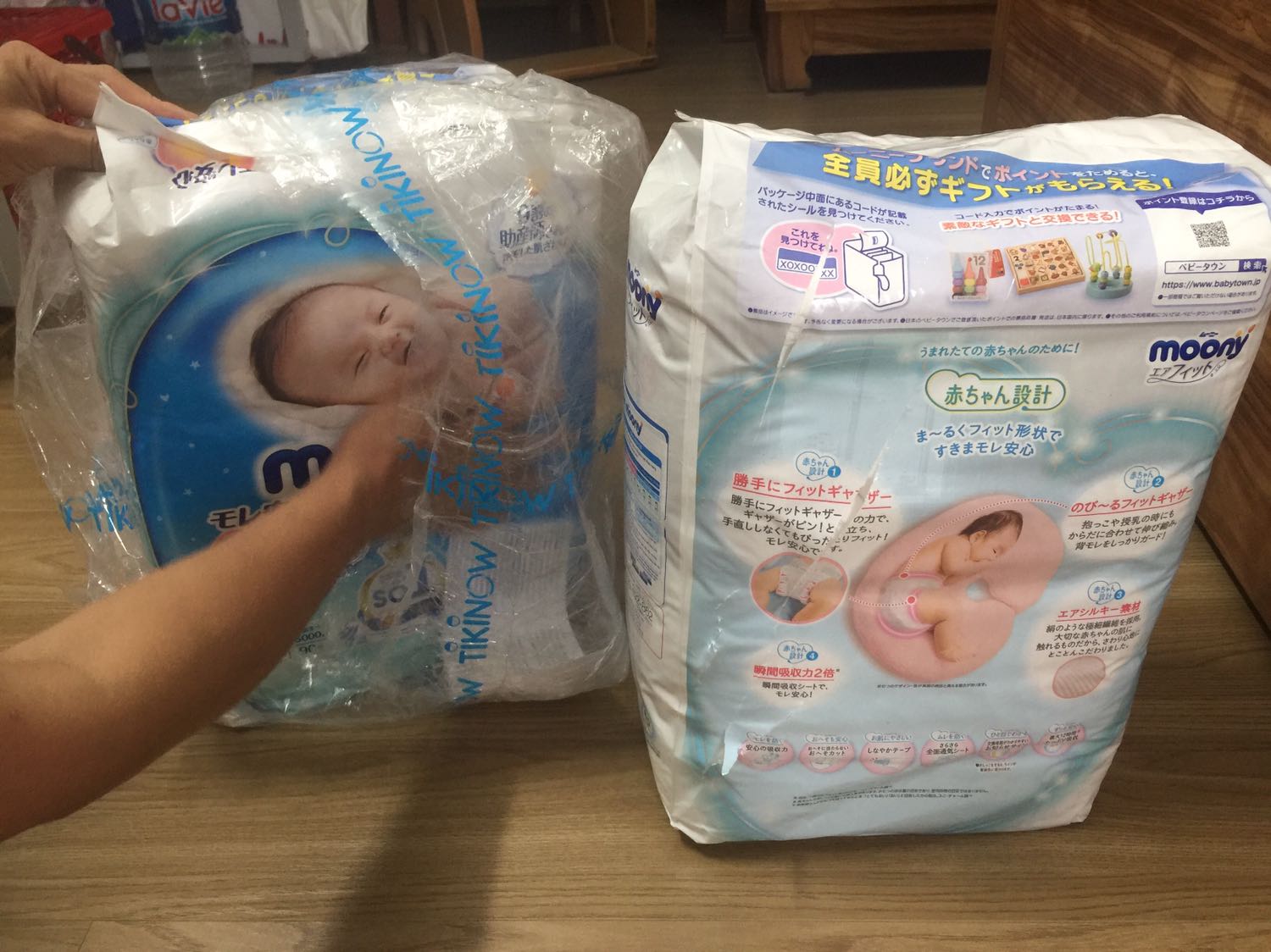 Mình nhận được hàng thì lại bị rách bao bì thế này. Nên không được hài lòng về sản phẩm. 
Được shop tặng 5 quả bóng bay nhỏ. Xin Cảm ơn shop!