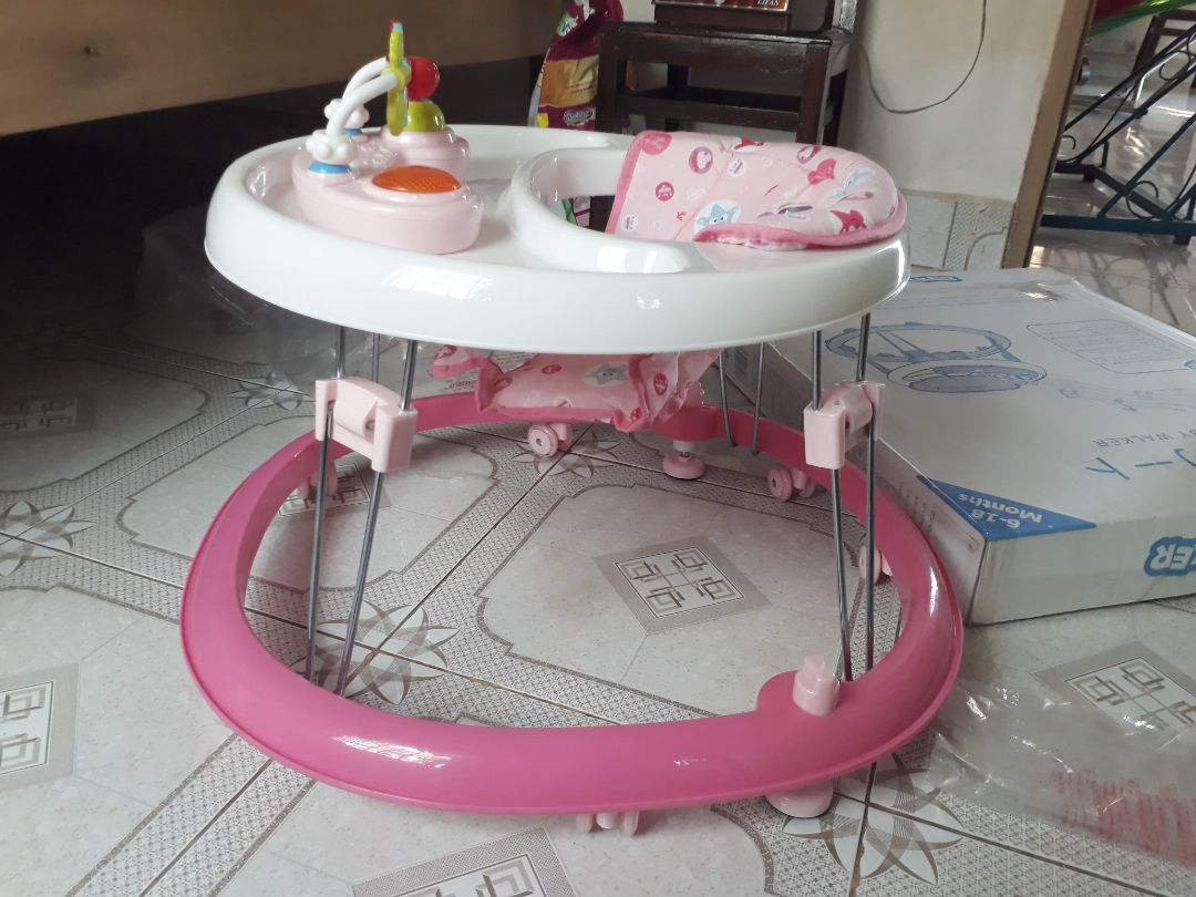 xe cứng cáp, dễ gấp gọn, đồ chơi đẹp bé rất thích, màu hồng tươi tắn khá đẹp,lúc mua 512k giờ giảm giá có hơn 400k...