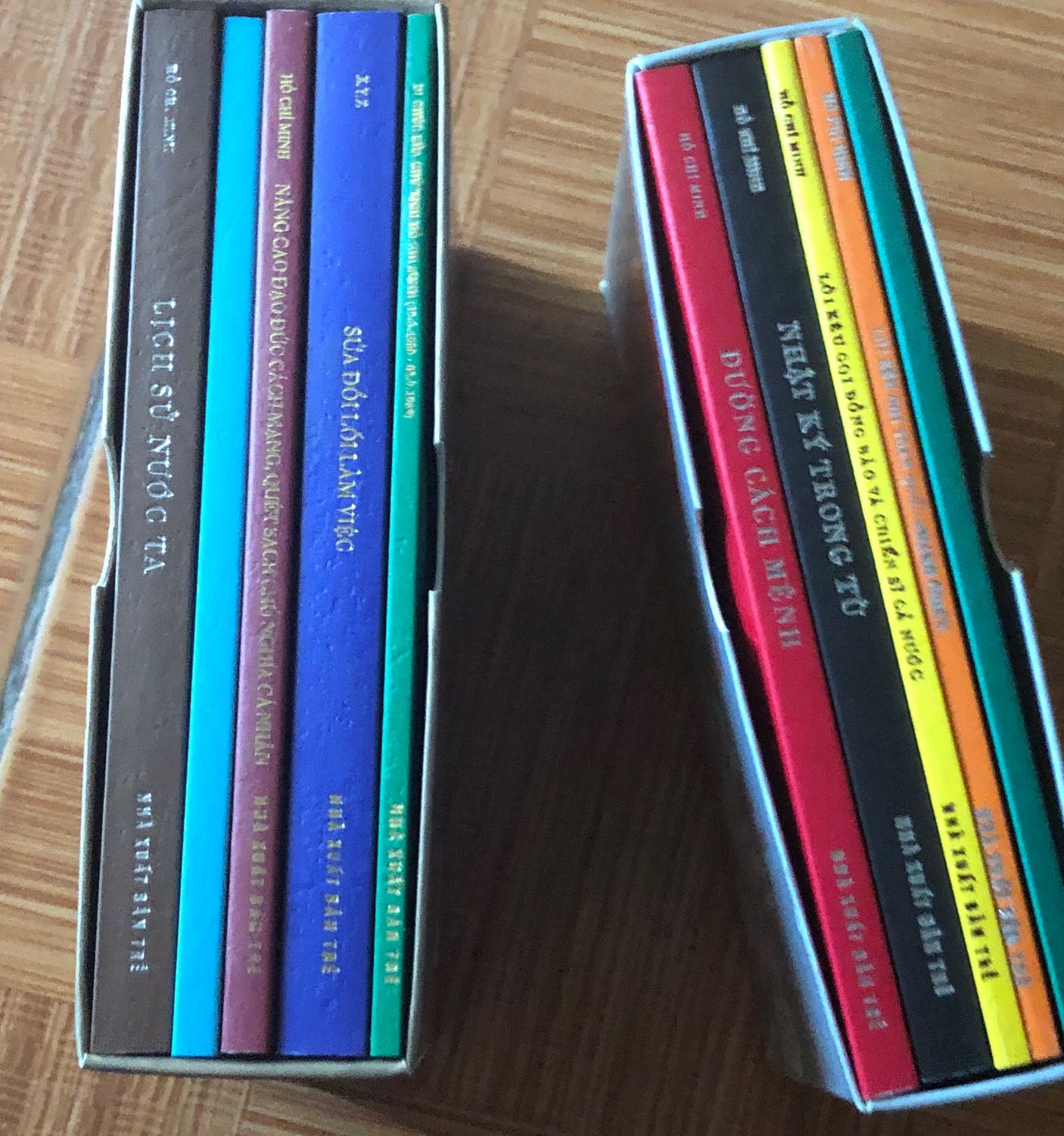 Rất thích khổ nhỏ xinh như thế này. Có phần bản gốc viết tay để tham khảo, rất thú vị. Mong các tác phẩm khác của Bác sẽ tiếp tục được xuất bản.