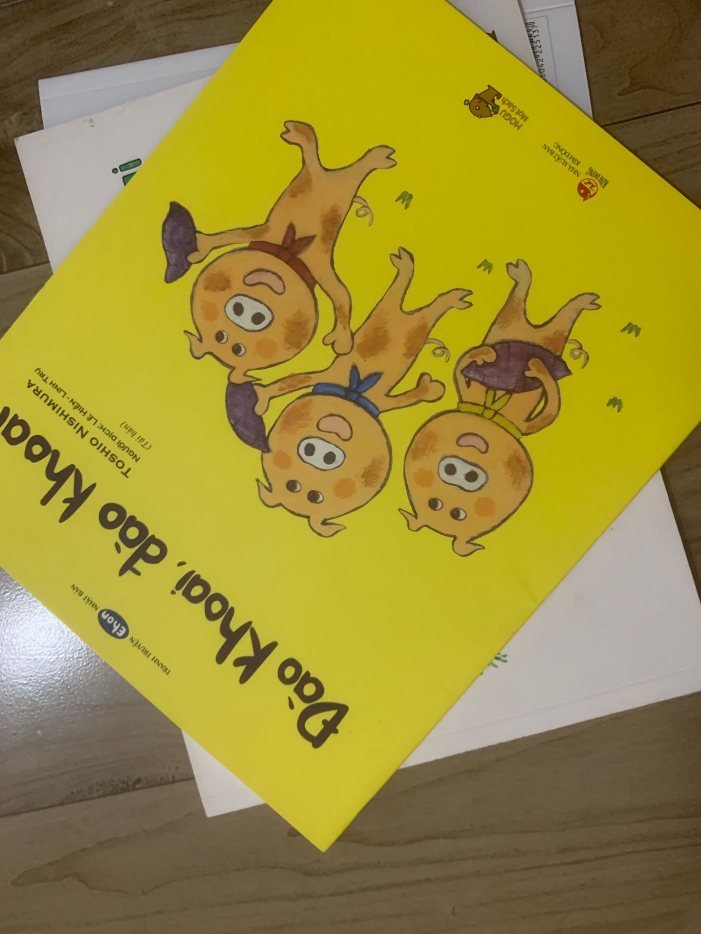 con mình đặc biệt thích sách bên này, cứ líu lo đọc theo mẹ suốt