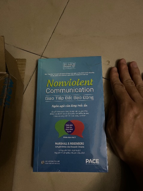 Kích thước sách nhỏ gọn hơn mình nghĩ, khá thuận tiện để mang ra ngoài. Giao hàng khá nhanh , mình đặt buổi sáng nhưng đầu giờ chiều đã giao dù mình chọn giao nhanh bình thường chứ không phải siêu tốc. Chắc do mình ở gần kho sách ? Khá ấn tượng với tốc độ giao hàng :> Sách đc đóng gói kỹ, một lớp túi bong bóng bọc sách phía ngoài, một lớp bao kiếng bên trong nên sách ko bị móp gì hết. Mình mua vì trên ĐH, mình có học qua một nội dung nhỏ trong sách và thấy khá hay nên tìm sách gốc để đọc.