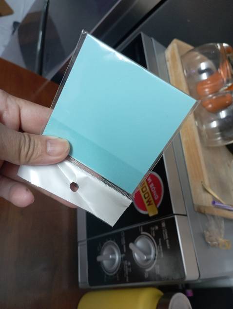 Không giống hình đăng. Tưởng bán 25k là 3-4 xấp, nhiều màu như hình đăng. Chỉ nhận đc 1 xấp nhỏ xíu, 1 màu xanh. Không đáng giá bán. Ra B'mast chỉ có 8-11k.