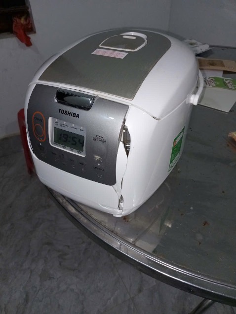 Một sản phẩm tệ hại, chế độ bảo hành kém.
Mua chưa đầy một năm bị lỗi nấu cơm không chín, gửi đi bảo hành thì nguyên vẹn xong trả về sản phẩm bị mất chân. Chưa hết, dùng được vài bữa lại lỗi tiếp, gửi đi bảo hành tiếp thì lúc tới trung tâm bảo hành kêu bể vỏ, trong khi mình đóng gói cẩn thận trước khi gửi.
Đã bực mình rồi lần bảo hành thì lại kêu gửi email hình ảnh sản phẩm, mất thời gian. Tôi mua hàng online nhiều nhưng chưa từng gặp trường hợp này.