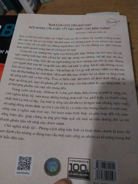EDIT: PHẦN DƯỚI LÀ LÚC ĐỌC ĐƯỢC HƠN 2/3 VÀ SÁCH VẪN BÌNH THƯỜNG. CÒN HÔM NAY SAU KHI ĐỌC XONG THÌ CÁC TRANG SÁCH Ở DƯỚI ĐỘT NHIÊN BẬT TUNG RA, MÌNH PHẢI DÁN BĂNG KEO LẠI MỘT CHÙM LUÔN.
VÌ TRONG LÚC ĐỌC QUÁ THÍCH NÊN MÌNH ĐÃ ĐÁNH DẤU GHI CHÚ VÀO SÁCH LUÔN RỒI, NÊN CŨNG KO MUỐN ĐỔI LẠI. NHƯNG TÂM TRẠNG MÌNH HƠI BỊ TỆ.
Đáng tiền lắm, mà còn hời nữa do được giảm giá đậm đợt mình mua. Phần đâu thì chung về chủ nghĩa khắc kỷ(có lẽ sẽ hơi chán đối với một số bạn), các phần còn lại thì về cách thực hiện chủ nghĩa khắc kỷ(cực kỳ thú vị và hay theo quan điểm của mình). Mình thấy triết lý sống này phù hợp với bản thân, nên mình rất thích, các bạn có thể mua đọc thử một lần nha.