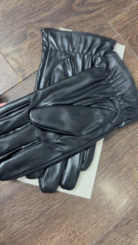 Găng tay đẹp quá. Đeo vào tay rất đẹp, chống nước tốt, đường may đẹp, chất lượng sản phẩm rất tuyệt vời, năm sao cho chất lượng sản phẩm. Shop tư vấn nhiệt tình giao hàng rất nhanh. Mẫu mã rất đẹp 10/10 nhé. Mọi ng nên mua sản phẩm này. Shop rất uy tín