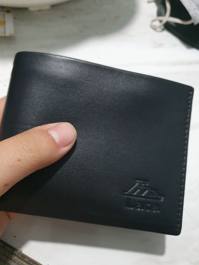 Ở phần mô tả sản phẩm, các bạn ghi da bò thật 100% nhưng khi mình nhận hàng kiểm tra thì đây thật chất chỉ là da tổng hợp, mùi nhựa bên trong ví còn nồng, bề mặt ví cũng không có lỗ chân long của động vật, do mình đã dùng qua vài sản phẩm ví da nên mình kết luận đây thật chất chỉ là da tổng hợp, không phải da bò thật 100% như quảng cáo, đây là hành vi *** đảo khách hàng, mong TIKI có thể can thiệp vào để các gian hàng bên thứ 3 để có thể đem lại một sản phẩm chất lượng như những gì nhà cung cấp cam kết.