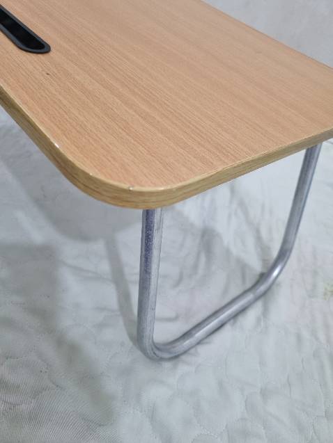 Chân bàn không đứng vững như hình, không dùng được, sản xuất không không có tâm, quá tệ