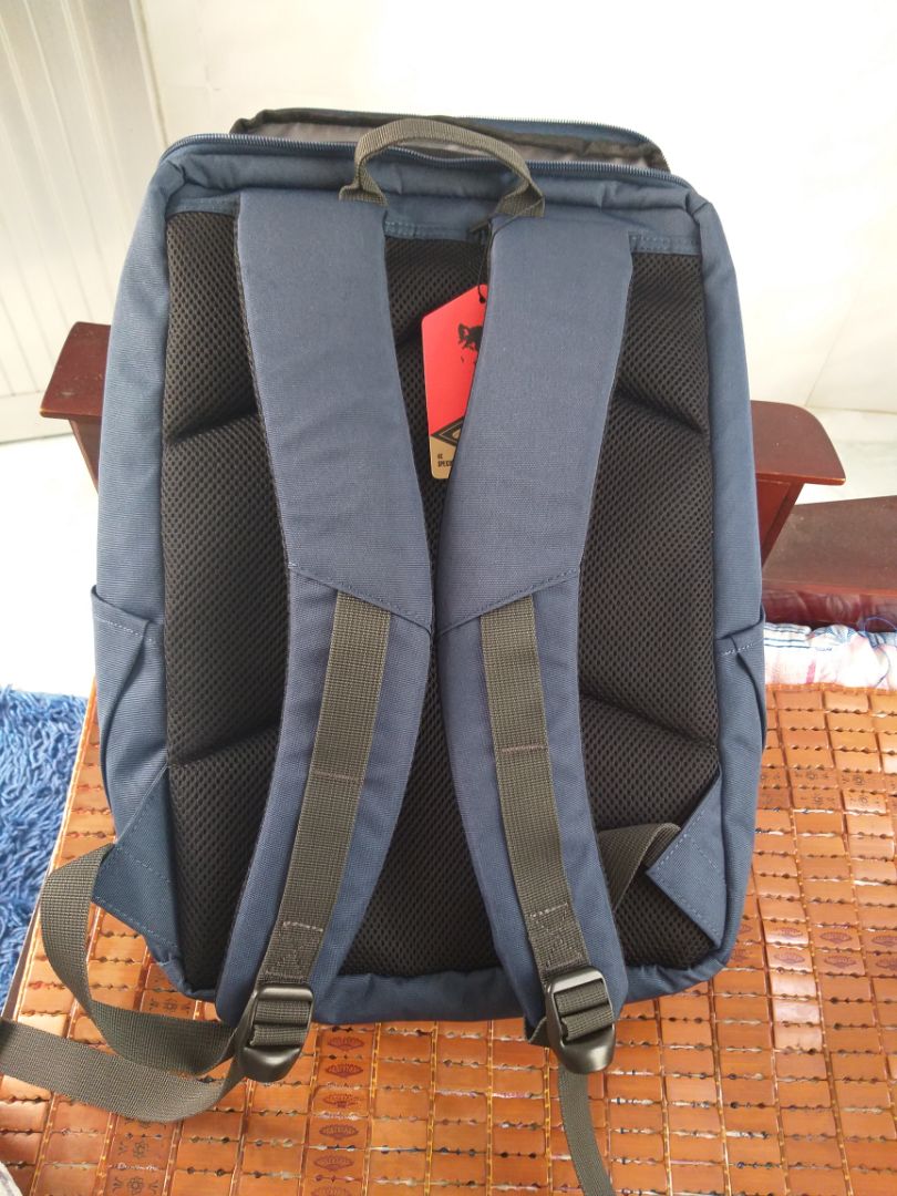 Balo đẹp, chắc chắn, màu sắc thì phù hợp với người trẻ; ngăn chứ đồ rộng, cao, để laptop 16 inch vừa, có nhiều ngăn phụ bên tròn. Hai bên có chỗ để nước. Mặt sau có chỗ lướt đệm xốp thoát hơn, không có cảm giác bí bách khi đeo lâu. Nhược điểm duy nhất là chỉ có duy nhất một ngăn lớn có khoá kéo. 
Nói chung là đồ của Mikkor mình xài khá lâu và nhiều rồi, giá cả đi kèm với chất lượng nên mọi người cứ yên tâm chọn mua. Tiki có nhiều khuyến mãi nữa để tiết kiệm lại giao hàng nhanh