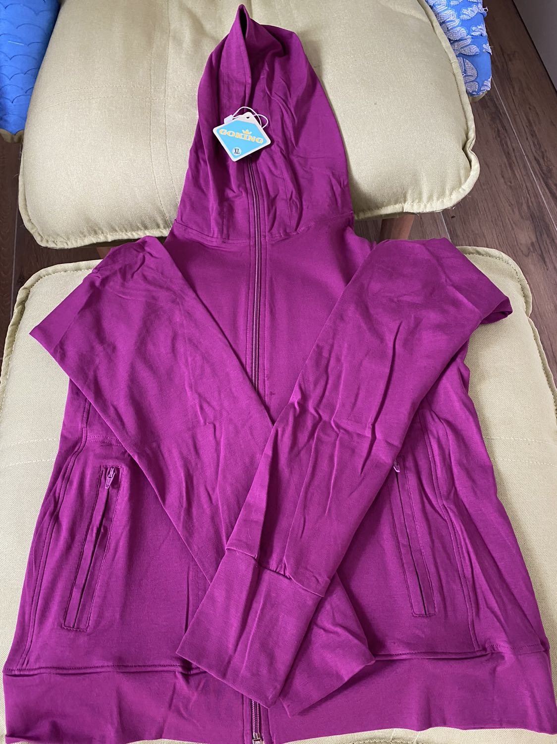 Vải mịn và mát, phù hợp với thời tiết Sài Gòn. Hàng được giao rất nhanh và shipper thân thiện.