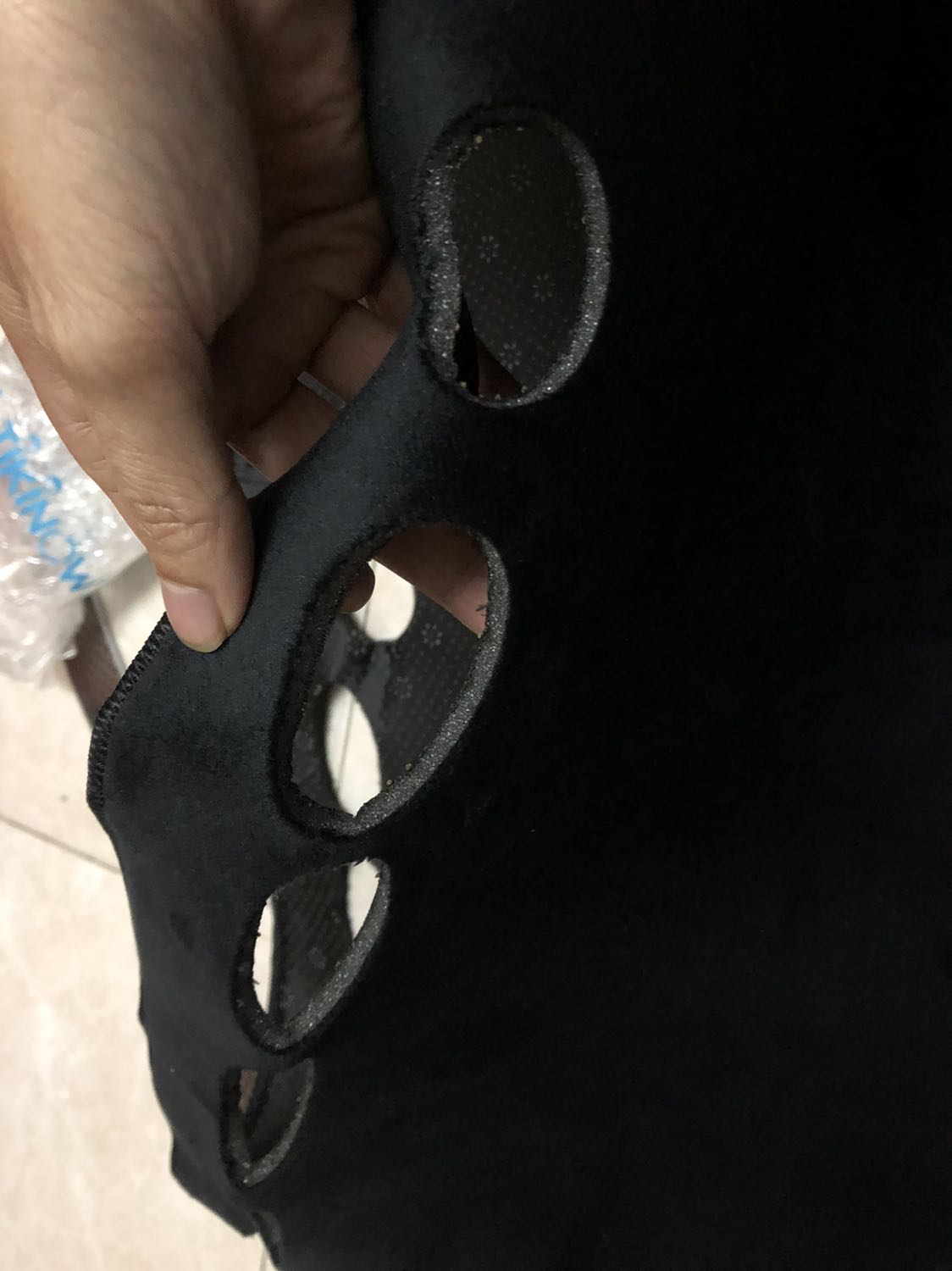 Sản phẩm mỏng nhẹ nhìn chất liệu rất dỏm, không nên mua, không xứng đáng với giá 250k. Đúng là mua phí cả tiền