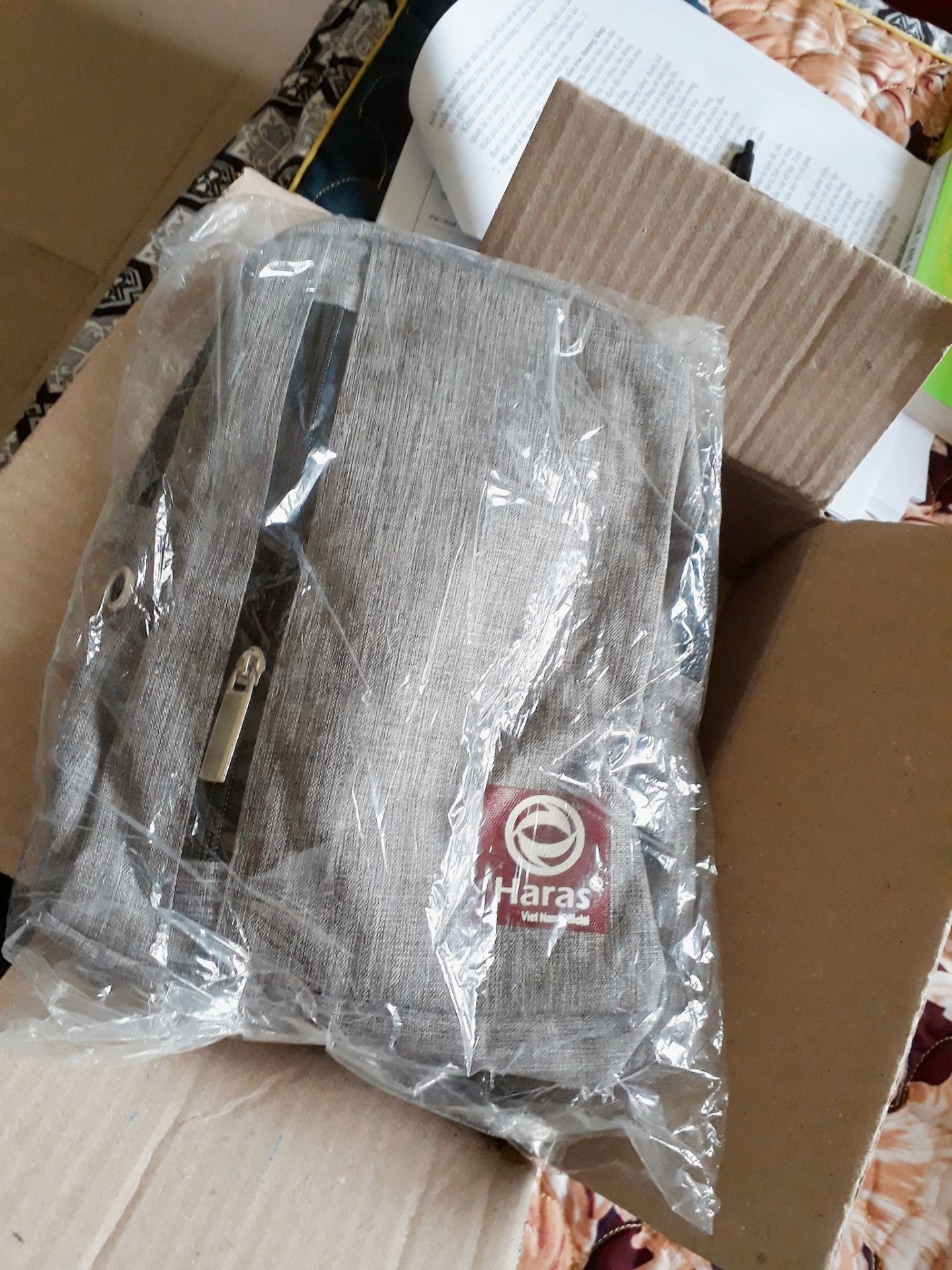 Hàng đẹp, y như trong phần mô tả, giao hàng trong 4 ngày nhìn chung là nhanh, anh shipper tâm lý. tuy nhiên phần dây đeo hơi ngắn mà mình lại muốn nó dài hơn.... Nhưng không sao ạ, với giá tiền như vậy thì sản phẩm này quá tốt rồi ạ. Cảm ơn shop nhiều ạ