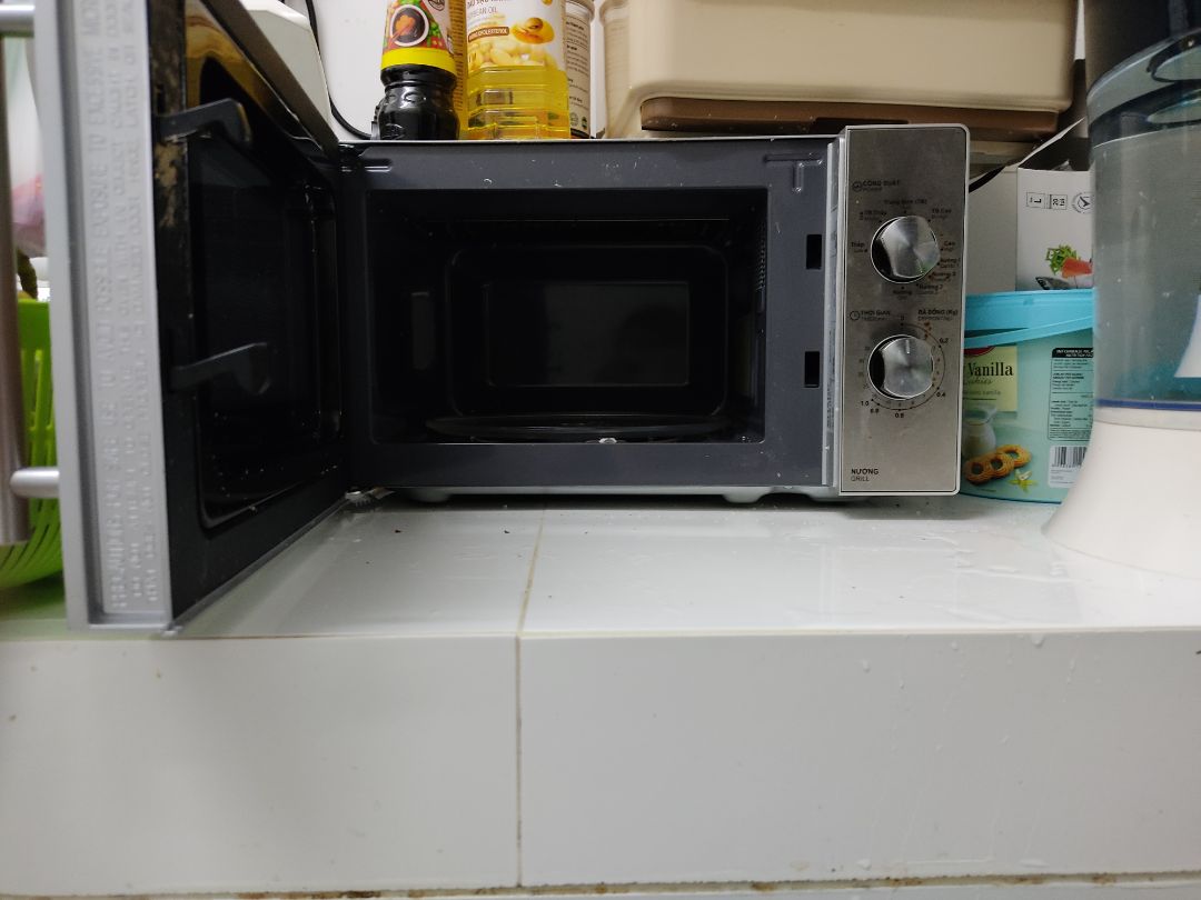 Máy nhà mình mua mới dùng hơn 1.5 tháng, nướng đúng 2 lần. Vi sóng dùng ổn còn chức năng nướng ( chắc đã hư) bật lên là khói khét, hôm nay mình nướng khói trắng thoát ra mùi khét và khói trắng khắp nhà, vội tắt, nhìn vào trong ở trên còn cháy lửa, phải thổi tắt lửa, nhìn rất sợ cháy nổ. Ra Tết chắc chắn đem đi bảo hành rồi. Quá nản