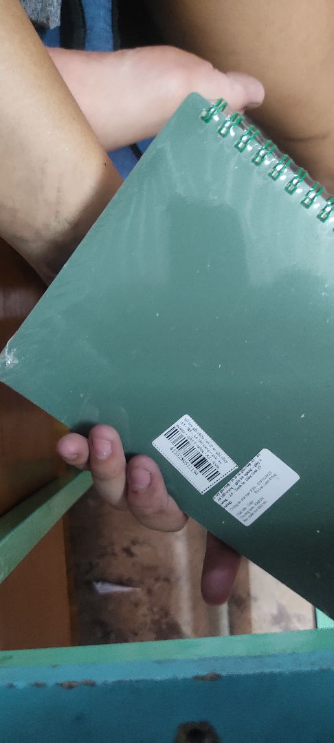 Hàng đóng gói cẩn thận kĩ sổ có bọc , bìa bằng nhựa giao hàng nhanh .NHƯNG sổ rất mỏng không biết đủ trang không nữa , chất lượng giấy mỏng không dày  như quảng cáo