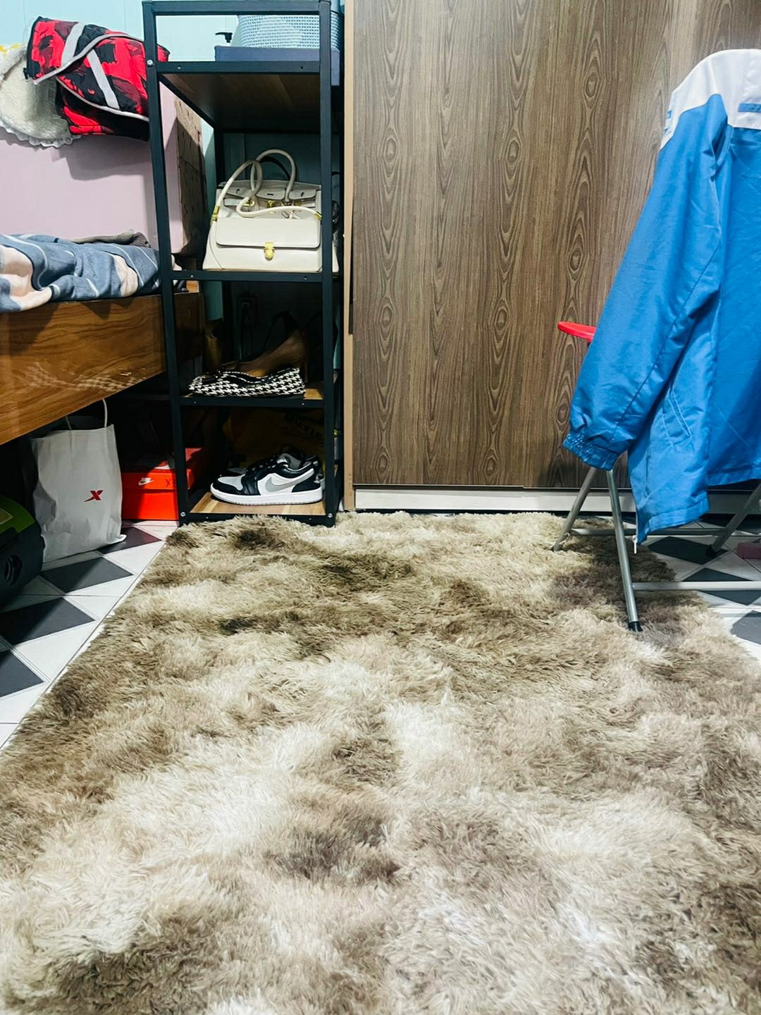 thảm mềm và rất mịn, không bị bụi hay dơ, thảm mỏng nên ngồi k sợ bị nóng. màu thảm đẹp như hình. mình rất thích cách shop trả lời tin nhắn khách siêu nhanh và nhiệt tình