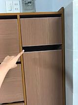 Cực kì khó chịu!
Giao hàng lâu.
Hàng ko giống hình ảnh shop đưa! 
- màu khác ( cái này du di vi có thể chụp do ánh sáng)
- có cảm giác như tiếc nhựa, cắt xén bớt, ko giống ảnh đã đưa lên (treo đầu dê bán thịt ***)
Như hình mình chụp bên trên, cảm thấy mất thẩm mĩ cực kì, các ngăn quá hở so với hình shop đưa trước đó. Đường nét tủ đóng cong vênh ko chắc chắn.
- dép để rớt hầu hết, để giày đầy luôn thi may ra. Cái này do phần thanh ngang làm quá ngắn, xén bớt nhựa, ko giống hình ! 

Mình bức xúc ko chịu nổi! Các bạn đừng nên mua để mang cục tức giống mình nhé!