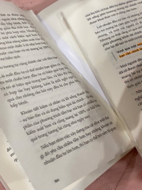 Ban đầu mình mua về sách vẫn còn nguyên nhưng khi giở đến trang giữa thì sách bị bong dần ra và tuột gáy sách. Mình muốn tiki trading có thể kiểm tra kĩ hơn để chất lượng sách đến tay người đung tốt hơn.