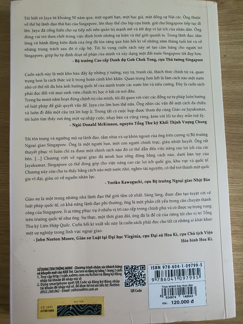 Sách hay. Tuy là hồi ký nhưng tác giả không đi sâu vào nhưng câu chuyện quá cá nhân mà tập trung vào những giá trị, kinh nghiệm mà ông từng trải. S Jayakumar xứng đáng là một chính trị gia, học giả lỗi lạc. Sách cũng thích hợp cho các độc giả đang tìm hiểu nền chính trị Singapore. Gấp quyển sách lại, bạn sẽ hiểu phần nào lý do tại sao đảo quốc non trẻ này thành công đến vậy.