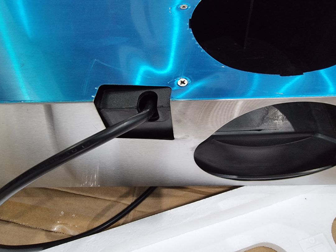 Vỏ máy bị móp méo , rất không hài lòng.