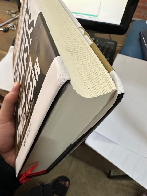 Chưa bao giờ nhận hàng Tiki mà chất lượng tệ vậy. Bìa sách quăn queo, giấy bọc bìa sách bên ngoài thậm chí còn có lỗ như bị chọc vào, phần giấy sách khi gập lại nhìn rõ vết bẩn ở mép. Tuy nhiên giá rẻ hơn một nửa giá bìa nên thôi coi như mua sách cũ 😞