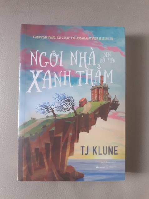 Á á áaaaa, lần này Tiki giao khá nhanh, đặt đêm qua (00:51) hôm nay giao.

Tuy nhiên, giao hơi ẩu và có nhầm lẫn nhỏ.

Sách này mình thấy nhiều người review là nhẹ nhàng và hay, hơn nữa khâu dịch cũng được đánh giá cao nên mới hốt về, bấy lâu nay gặm phải mấy nhà dịch tệ hơi khổ rồi (≡^∇^≡).