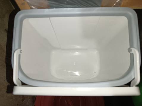 Thùng rác chất liệu tốt, chắc chắn và dày dặn. kiểu dáng hiện đại, có nắp đậy sạch sẽ so cùng với thùng rác mình mua trước đây ko có nắp thì thiết kế này tiện lợi và gọn gàng hơn nhiều. Thùng có thể treo hoặc dán. Có thể nhấc nắp lên để lót túi rác vào. Nói chung vô cùng tiện và hài lòng
Mua sales 10/10 nên được giá tốt. Về thời gian giao hàng thì tiki luôn dẫn đầu rồi. Nhanh chóng, kịp thời.