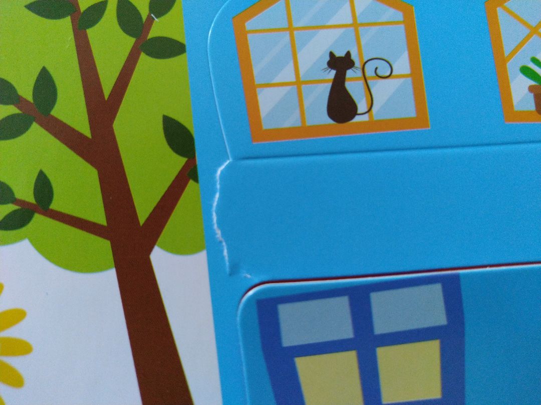 Mua từ tháng 5 đến tháng 10 mới mở cho con xem. 2 cuốn 100 words và 100 animals thì khá ổn. Chỉ có cuốn 100 numbers rất có vấn đề, có 1 miếng lật bị rách, sách chỉ đếm đến số 10, 2 trang cuối dồn từ số 1 đến số 100, không có giải thích tiếng anh hay tiếng việt gì cho 100 số đó. Rất không hài lòng với cách làm ăn dối trá của NXB này. Mình không khuyến khích các bạn mua 3 cuốn cùng lúc vì cuốn 100 numbers chẳng có tác dụng gì.
P.S. Cuốn 100 words có 2 chỗ bị lem mực bút bi. Có thể hàng return không được kiểm tra kĩ rồi đem bán lại. Các bạn xem hình sẽ rõ.