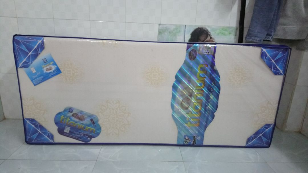 Nệm hơi nặng, nằm êm. Lớp bông dưới cứng, lớp cao su phái trên dày, êm. Có lỗ thoát hơi nên không bị bí, nằm mát.
Lớp bông ép không chặt nên thấy nó bị bong ra ở chổ tiếp xúc với lớp cao su. Nệm hơi nặng, nằm êm. Lớp bông dưới cứng, lớp cao su phái trên dày, êm. Có lỗ thoát hơi nên không bị bí, nằm mát.
Lớp bông ép không chặt nên thấy nó bị bong ra ở chổ tiếp xúc với lớp cao su.