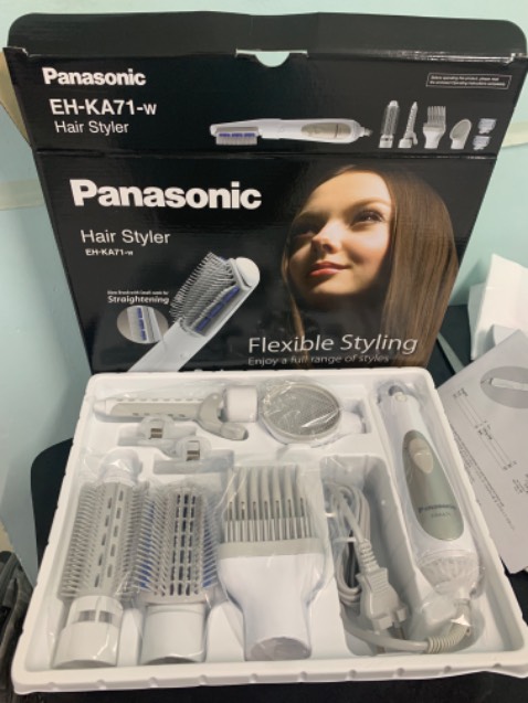 Đích thị đây là chân ái của mình rồi. Máy giao rất nhanh, đóng gói cẩn thận. Máy giúp tóc vào nếp & Và phồng tóc nhanh chóng, do mình team to’c ngắn nên chỉ tạo đc kiểu duỗi phồng. Khuyết điểm duy nhất là chức năng sấy yếu mình phải dùng mấy sấy khác sấy khô tầm 60% r mới dùng máy này. 
Highly recommend nha!