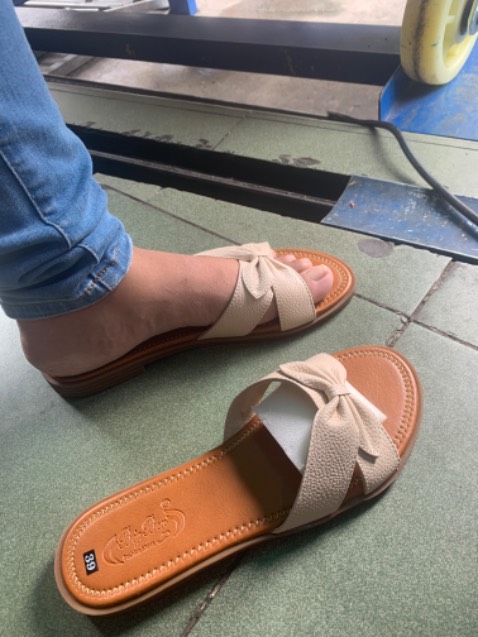 Em chân, chất liệu mềm nhưng size dép có vẻ nhỏ, khuyên mọi người có mua nên tăng lên 1 size. Q