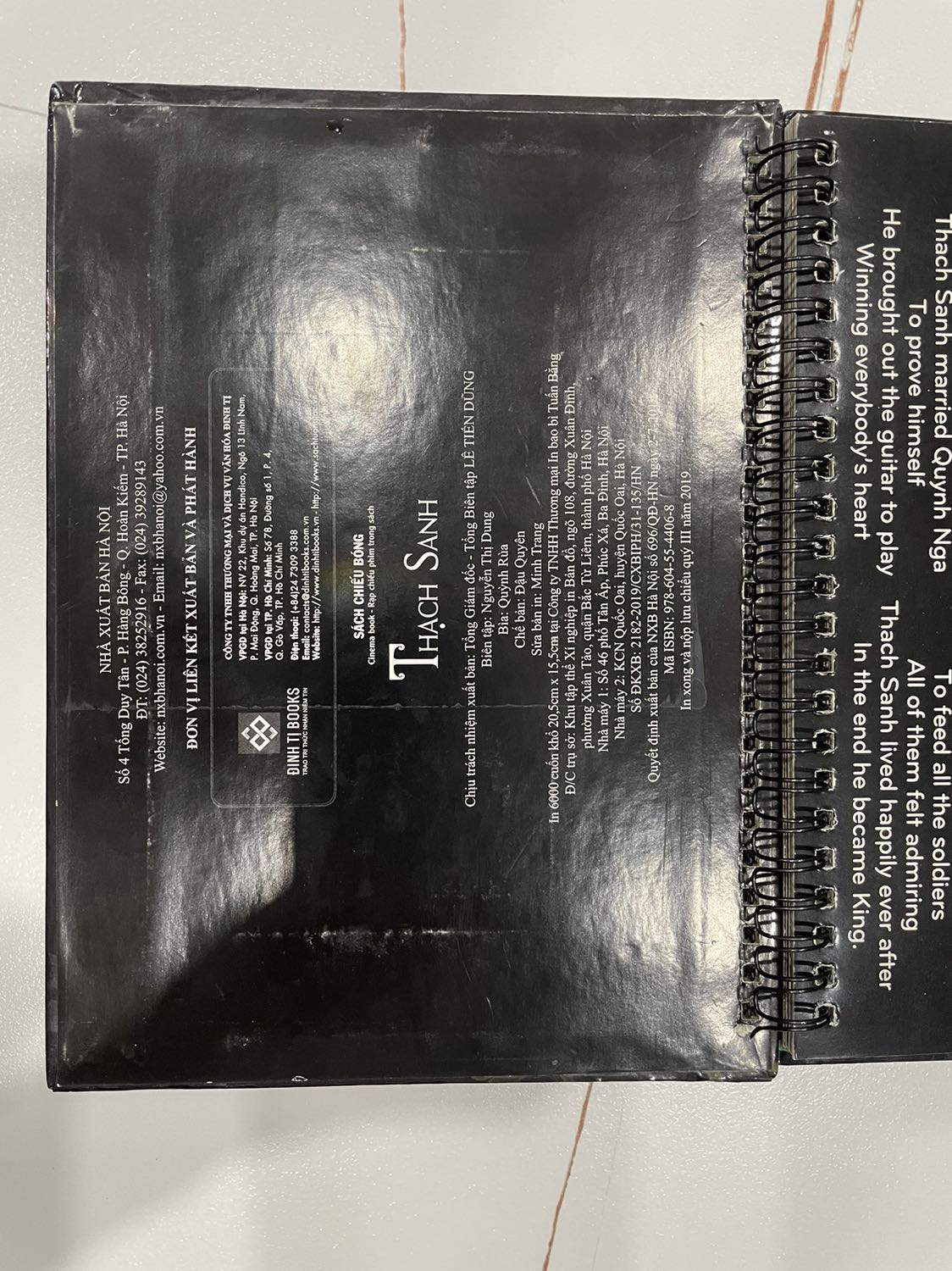 Sách mua 4 quyển nhưng 1 quyển là sách cũ, đã trầy xước và bong tróc. Đóng gói sách cũng ko cẩn thận, khá cẩu thả.  Rất không hài lòng với dịch vụ của fahasa.