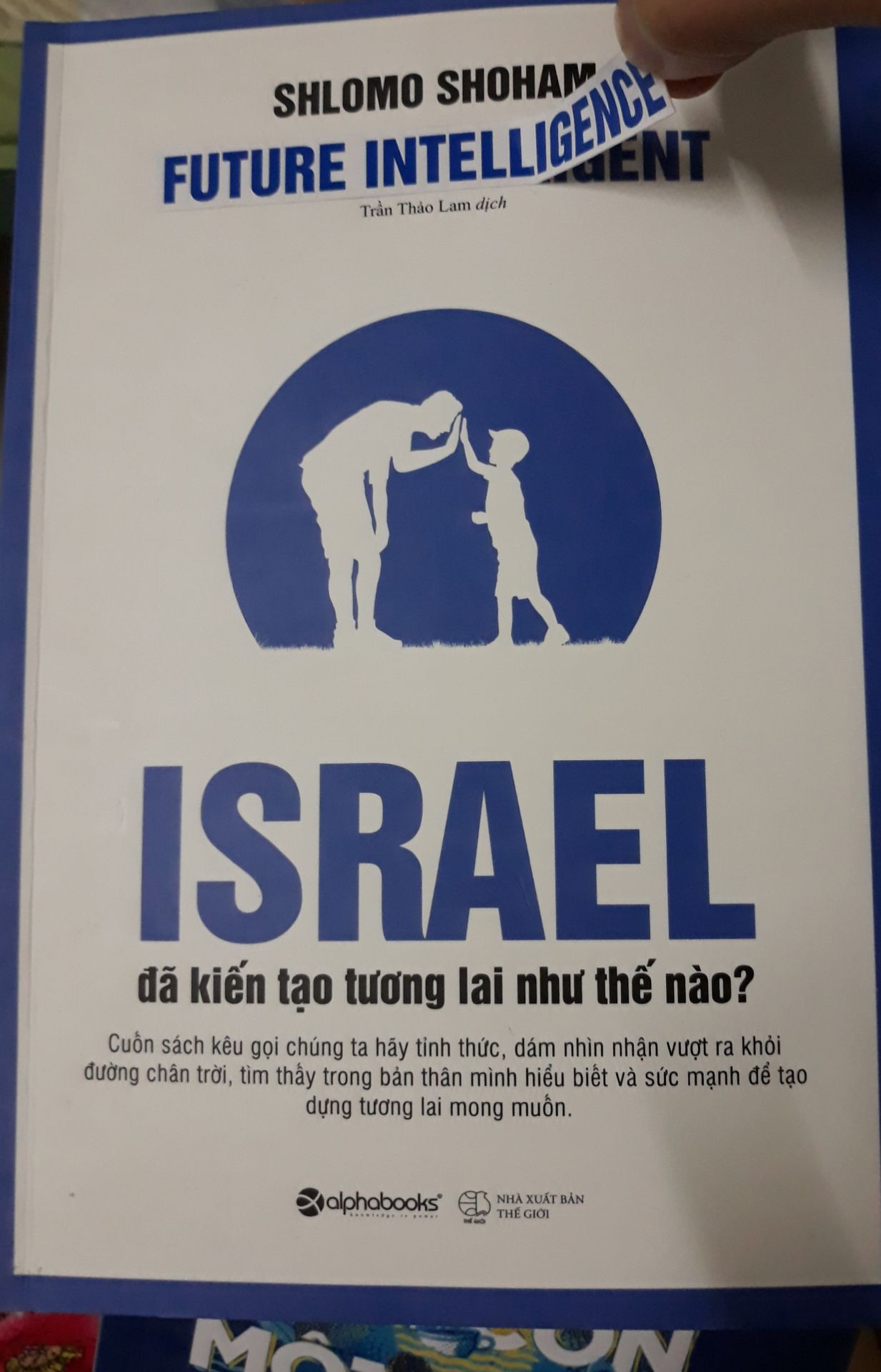 mình chưa đọc nội dung nhưng thấy bìa sách in sai. đáng lẽ là future intelligence thì lại in là future intelligent. xong lại dán đè giấy lên.