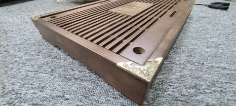 Thiết kế đẹp, chất gỗ ổn, sản phẩm to hơn mình dự kiến, Để bộ ấm chén thoải mái. Nói chung hàng lòng, giá quá tốt.