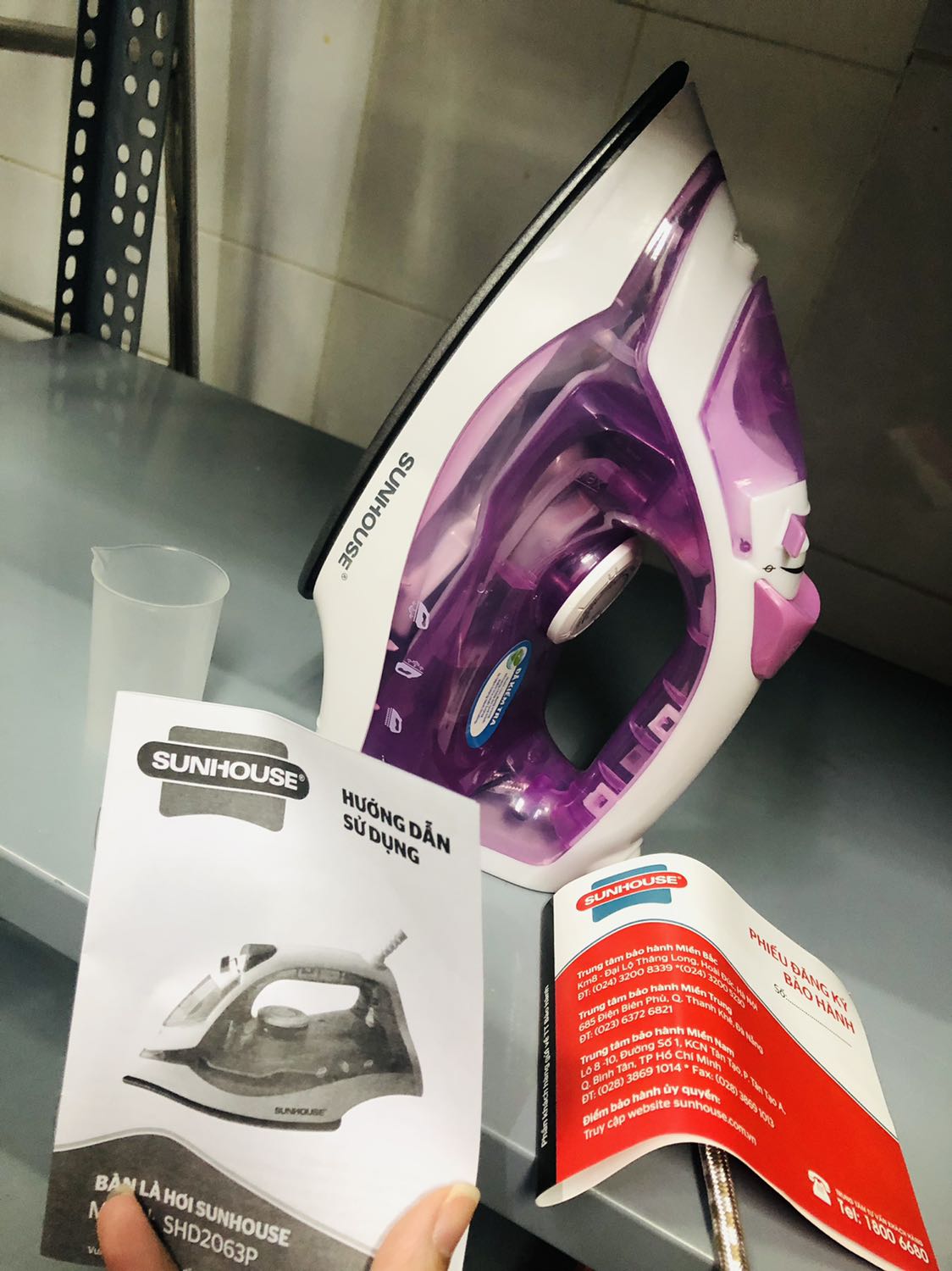 Giao nhanh 2h. Mẫu giao đẹp, bao bọc sạch sẽ, nhưng khi kiểm tra cắm điện và đổ nước thì máy ủi rất ok. Nhưng khi không ủi để riêng ra thì máy không giữ nước được lâu cứ chảy hoài, nên cân nhắc khi mua , ngoài vấn đề đó thì mọi thứ đều ổn.