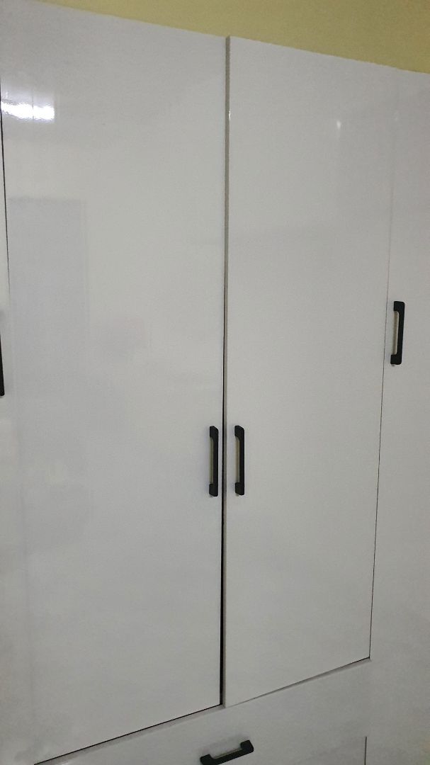 tủ ọp ẹp, bản lề không chắc chắn, nhựa quá mỏng và giòn nên bắn vít ko ăn. cánh tủ khi mở ra đóng lại thì bị chênh nhau không khép kín được,... đơn hàng giao tận nơi freeship nhưng chỉ ship tới đầu hẻm (hẻm lớn xe tải đi vừa) và yêu cầu mình phải thuê ba gác chở vô tới nhà hết 100k. Nói chung ko hề hài lòng với sản phẩm này. chắc được 3 tháng tủ rụng cái cửa vì bản lề quá dở