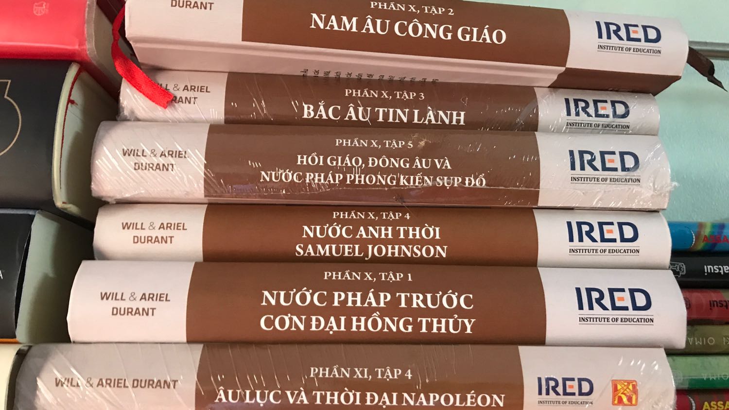 Như các phần trước đó, phần này đặc biệt đề cập đến nước Pháp trước Cách mạng với những ẩn chứa đã được tác giả khắc hoạ từng phần qua Văn hoá- xã hội