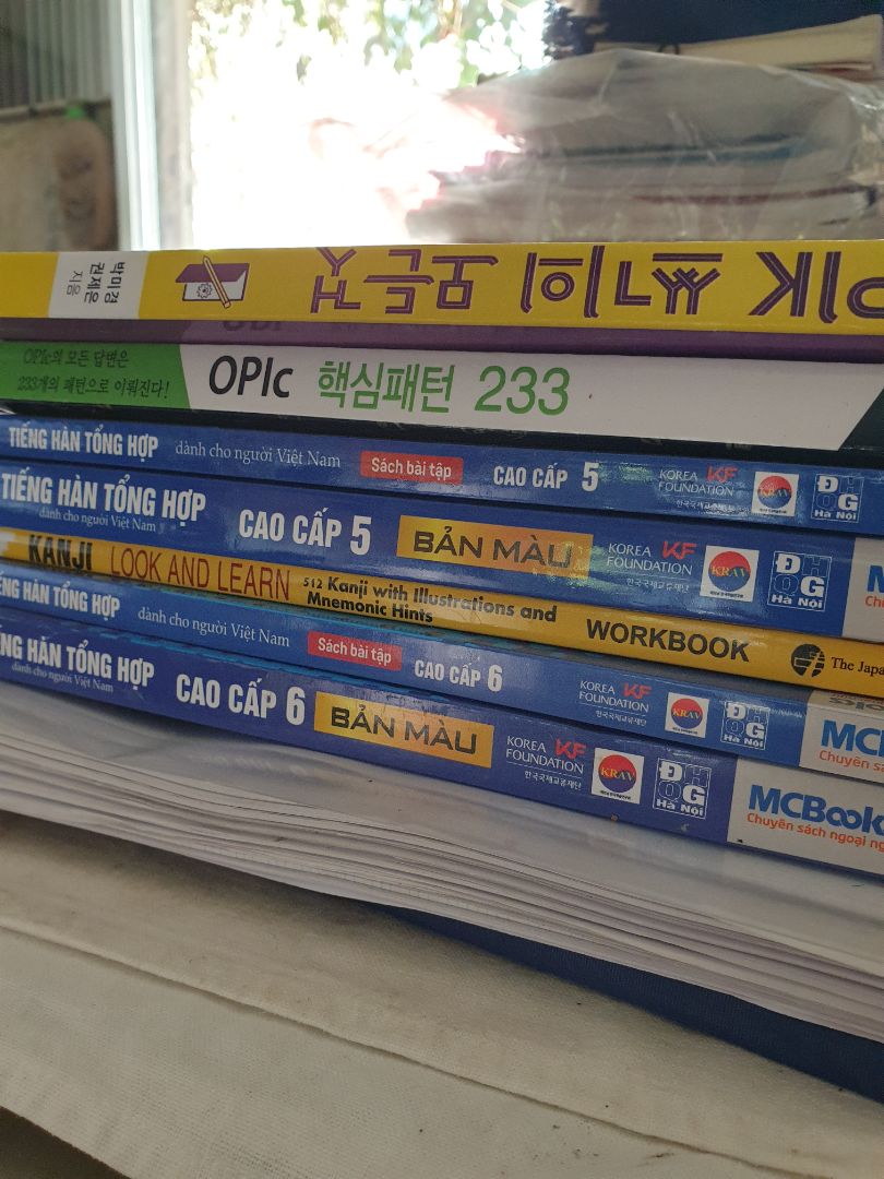 sách chuẩn, in bản màu dày đẹp, không bị lỗi và do mình chọn giao nhanh nên sách đến cũng rất nhanh