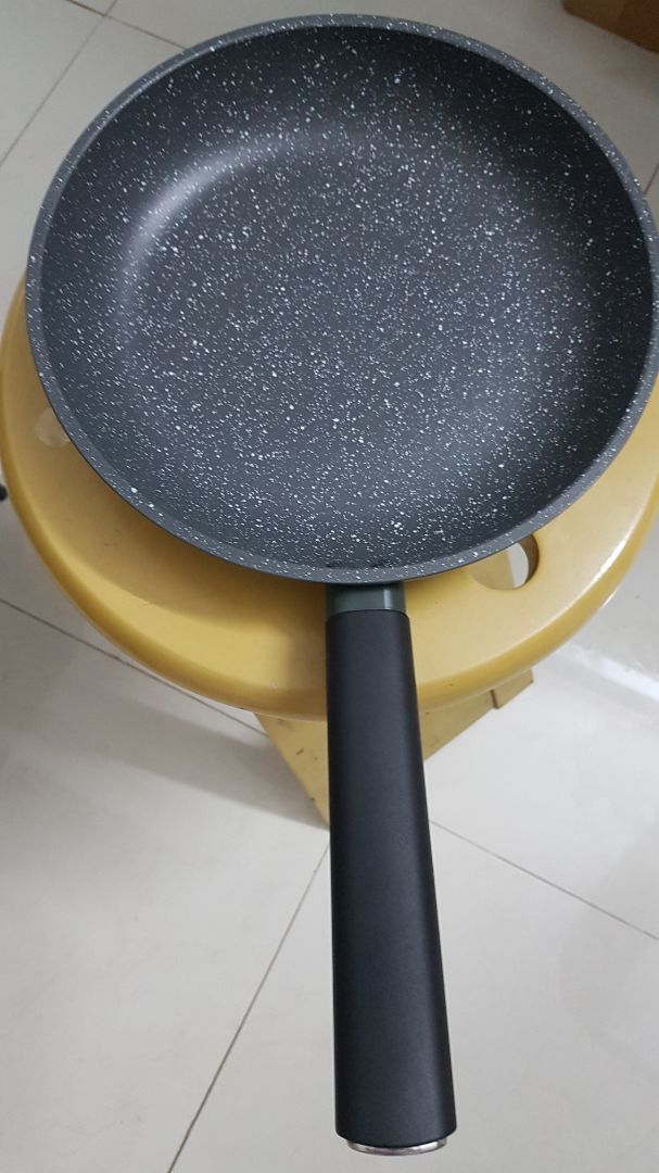 chảo cầm vừa tay nhìn xịn xò lắm ạ. chống dính tôt. hàng như quảng cáo nên mua. shop rất uy tín