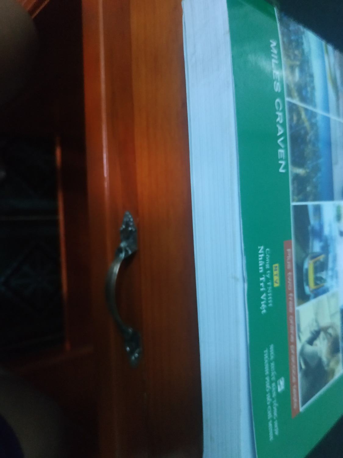 Sau 3 4 lần đổi trả nhưng họ toàn giao cho tôi sách rách , cũ dơ , nhìn như hàng tồn kho không bán được cho ai , nay dịp tết bận không có time mở ra lúc mở ra ôi mẹ ơi nó dơ và rách y chang 3 4 lần trước ai mua tiki thôi đừng mua cái sàn này nó đổi mới mà đổi mới như đạp vào mặt khách hàng vậy buôn bán như cái chợ không coi khách hàng ra gì qua sàn khác mua còn hay hơn