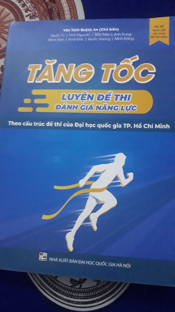Ôi mình mua sách ôn tận giờ thi xong rồi mới nhớ đánh giá. 
Thích sách nhất ở chỗ có tổng hợp lại kiến thức các môn (đặc biệt là môn Sinh, cả lý và ct) dù hơi thiếu một chút), nhưng dgnl không cần chuyên sâu nên cũng xem như khá đầy đủ. 
Mình ôn theo sách khá ổn nhen, trên 900 mừng xĩu 🙏🙏