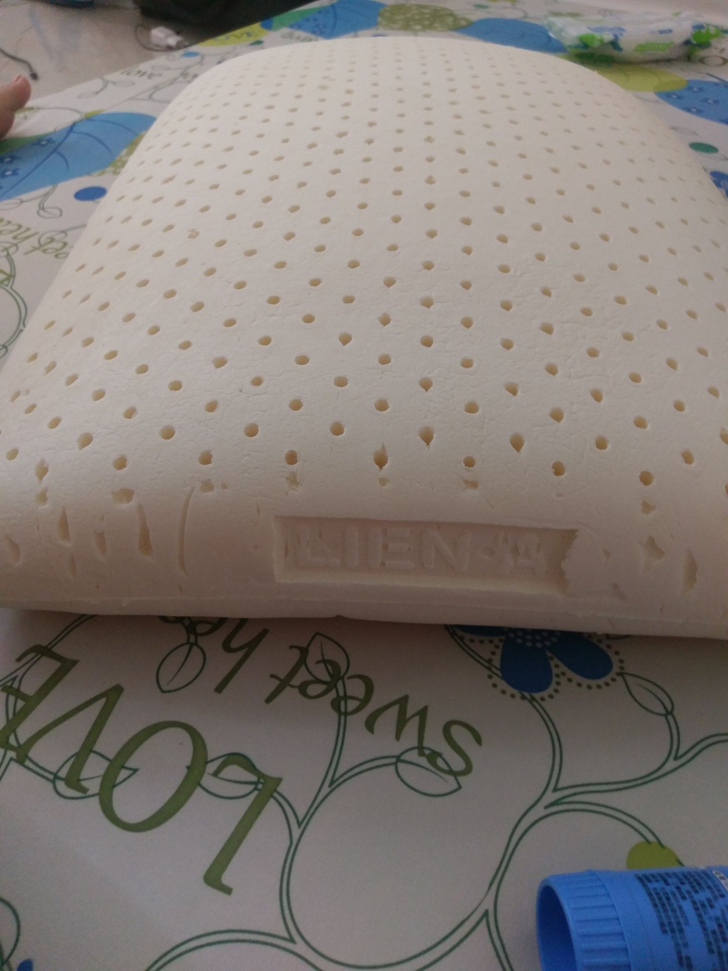 Sản phẩm như hình. size đúng như giới thiệu về sản phẩm. được gói trong túi bóng có tay xách có in sdt tổng đài miễn phí cước nữa nhé !
   Ruột gối Có chữ LIÊN Á in nổi rất rõ ràng + mã sản phẩm in mực đen có chữ LA nữa nha mọi người. bên ngoài sản phẩm thì không kèm tờ rơi chi tiết gì cả. có kèm áo loại thun mỏng cho ruột gối màu kem kem cam cam. có gắn mac của Liên Á . có 1 vài chỗ bị Nổ nhưng chấp nhận được. Mình có liên hệ lên Tổng đài Liên Á để kiểm tra. đúng hàng chính hãng. 
  Gối Nằm rất êm, không thua của Kymdan. Giá rẻ hơn rất nhiều. Sẽ ủng hộ tiếp sản phẩm.
  Xin cảm ơn tiki và nhà cung cấp !