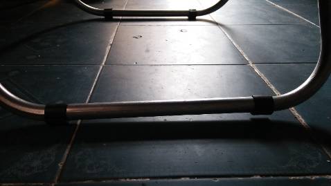 Chỗ để chân cố định không thể kéo vào được,phần chân ghế không cân bằng và khung sắt yếu, và giá ở trên mạng tổng cộng 267k nhưng khi giao tới thì 270k.