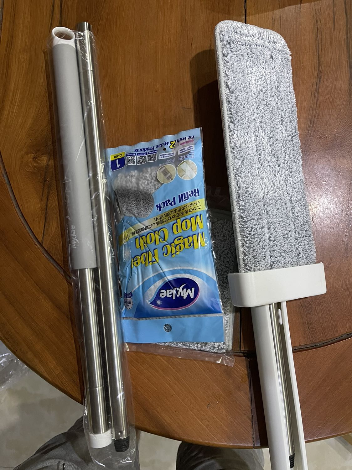 Cảm nhận thì cây nhìn ok và hài lòng , có tặng thêm miếng giẻ lau , chỉ có không hài lòng đó là gói đơn hàng không có miếng xốp hay miếng giấy nào chêm vào và cái cây có móp nhẹ tí như hình thứ 2