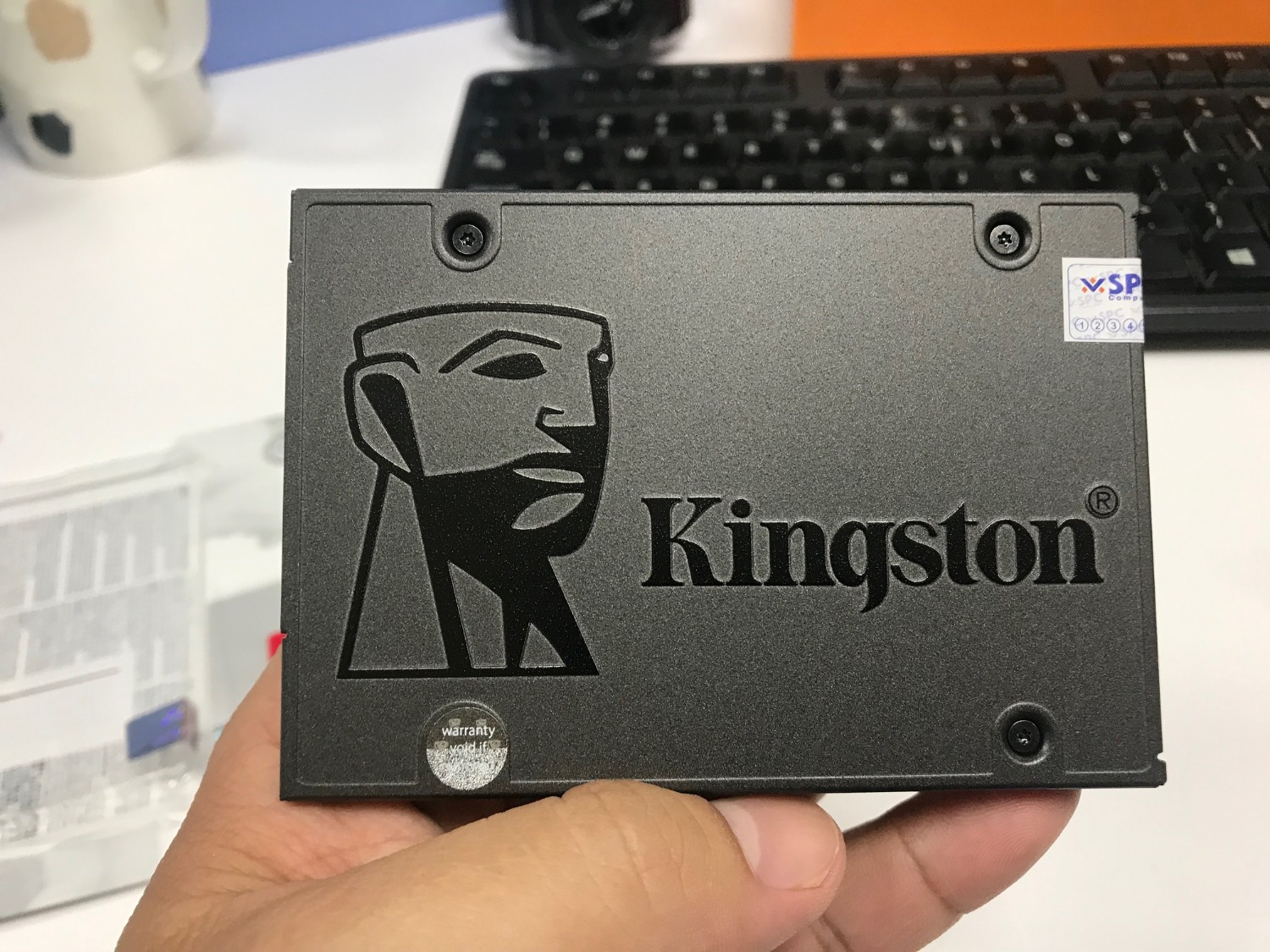 Nhận hàng kiểm tra đúng thông số và là hàng chính hãng. Nhưng cài cài đặt Win mãi không được vào phút cuối (màn hình welcome) Làm lại rất nhiều lần thử nhiều cách. Cuối cùng cũng cài được. 
Nhận xét tổng quan: Ổ cứng cải thiện tốc độ win nhanh hơn ổ đĩa cơ nhưng vẫn chưa đúng theo thông số nhà sản xuấ 10X, theo mình chỉ cải thiện thời gian khởi động và các tác vụ gấp 3 lần. Nhìn chung chấp nhận được.
Kiểm tra sức khỏe ổ SSD phần SSD Wear Indicator : 99% (mặt dù mới cài vừa sử dụng)
Ngoài ra những lợi điểm mà SSD đem lại, chạy êm không tiếng động, ít tốn pin, mát máy là thực tế. 
Cuối cùng dùng phần mềm *** tốc độ ghi đọc tốc độ cũng chưa đạt như nhà sản xuất, các đánh giá về ổ cứng SSD cùng loại trên cộng đồng mạng. Nhận hàng kiểm tra đúng thông số và là hàng chính hãng. Nhưng cài cài đặt Win mãi không được vào phút cuối (màn hình welcome) Làm lại rất nhiều lần thử nhiều cách. Cuối cùng cũng cài được. 
Nhận xét tổng quan: Ổ cứng cải thiện tốc độ win nhanh hơn ổ đĩa cơ nhưng vẫn chưa đúng theo thông số nhà sản xuấ 10X, theo mình chỉ cải thiện thời gian khởi động và các tác vụ gấp 3 lần. Nhìn chung chấp nhận được.
Kiểm tra sức khỏe ổ SSD phần SSD Wear Indicator : 99% (mặt dù mới cài vừa sử dụng)
Ngoài ra những lợi điểm mà SSD đem lại, chạy êm không tiếng động, ít tốn pin, mát máy là thực tế. 
Cuối cùng dùng phần mềm *** tốc độ ghi đọc tốc độ cũng chưa đạt như nhà sản xuất, các đánh giá về ổ cứng SSD cùng loại trên cộng đồng mạng.